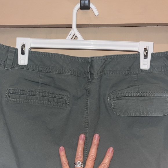 Dockers ladies army green capris with many pockets. Draw string bottoms. Sz 16 - Picture 6 of 7